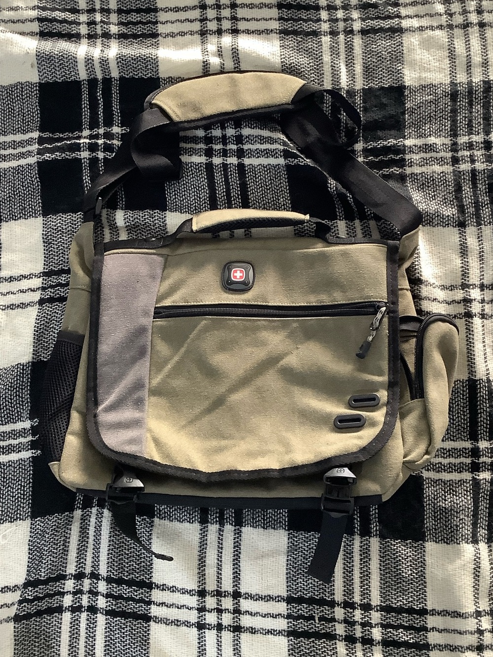 Wenger khaki green laptop messenger bag